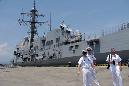 Tàu khu trục USS Chung-hoon của Mỹ cập cảng Đà Nẵng hồi tháng 4.